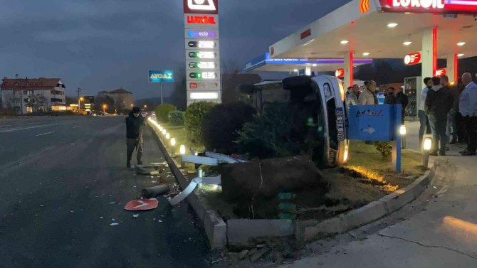 Sürücünün Devrilen Otomobilden Yara Almadan Kurtulduğu Kaza Kamerada