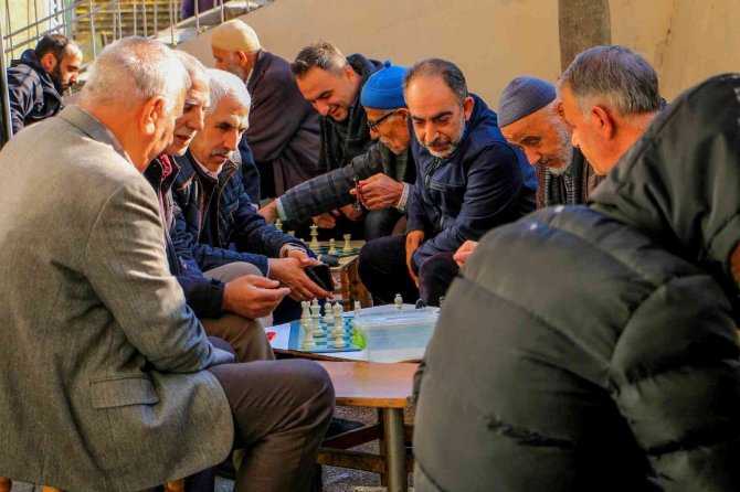 30 Yıllık Çayevinde Satranç Oyunu Yaşlıların Vazgeçilmezi Oldu
