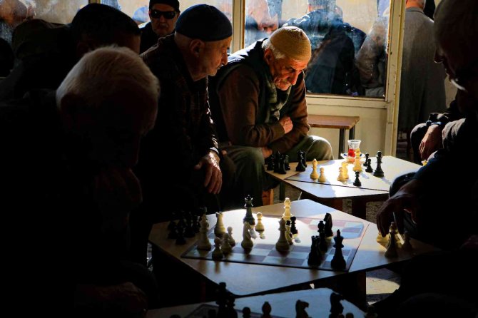 30 Yıllık Çayevinde Satranç Oyunu Yaşlıların Vazgeçilmezi Oldu