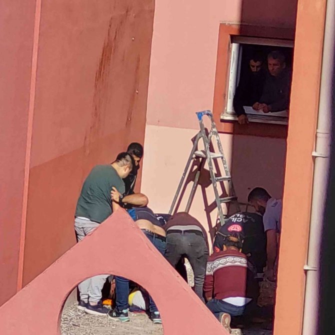 Çatıdan Düşen Su Tesisatçısı Ağır Yaralandı