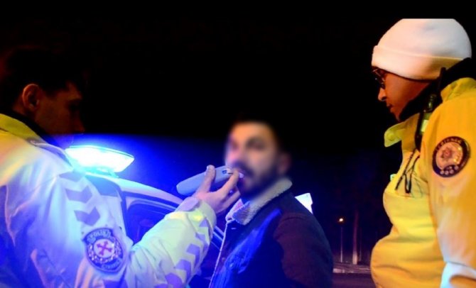 Dur İhtarına Uymayan Alkollü Sürücüden İlginç Savunma: “Polis Aracını Servis Aracı Sandım”