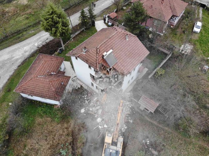 Düzce’de Ağır Hasar Alan 107 Bina Yıkıldı