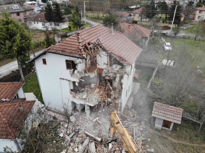 Düzce’de Ağır Hasar Alan 107 Bina Yıkıldı