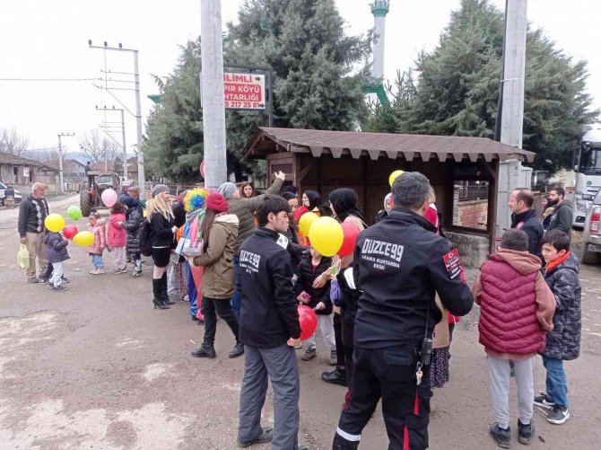 Depremzede Çocuklara Boyalı, Müzikli Moral