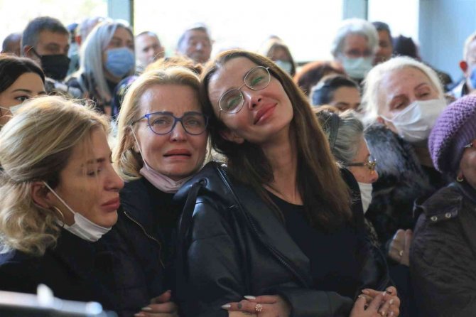 Manken Özge Ulusoy’un Babası İçin Ankara’da Cenaze Töreni Düzenlendi