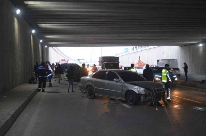 5 Araçlı Trafik Kazasında Tünelin Beton Blokları Devrildi