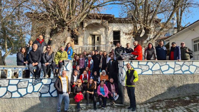 Emet İ̇ki Taş Kanyonu’nda Doğa Yürüyüşü