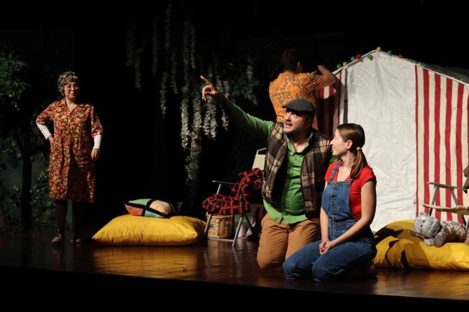 ‘Küsmesin Yıldızlar’ Tiyatro Oyunu Öğrencilerle Buluştu