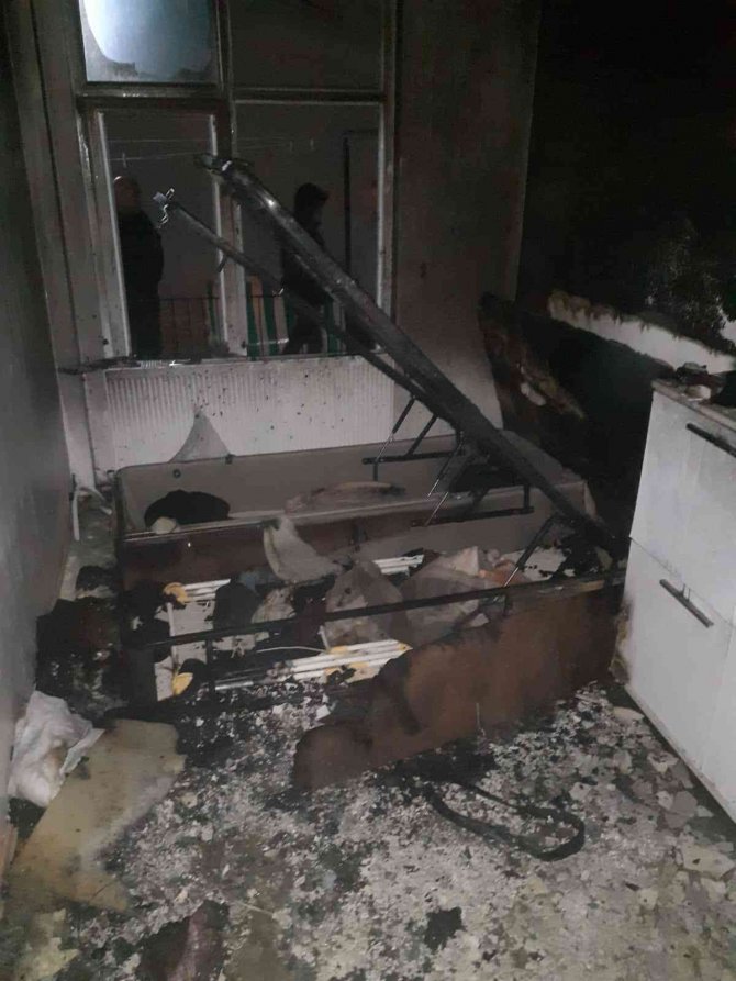 Erdek’te Elektrikli Battaniye Evi Küle Çevirdi