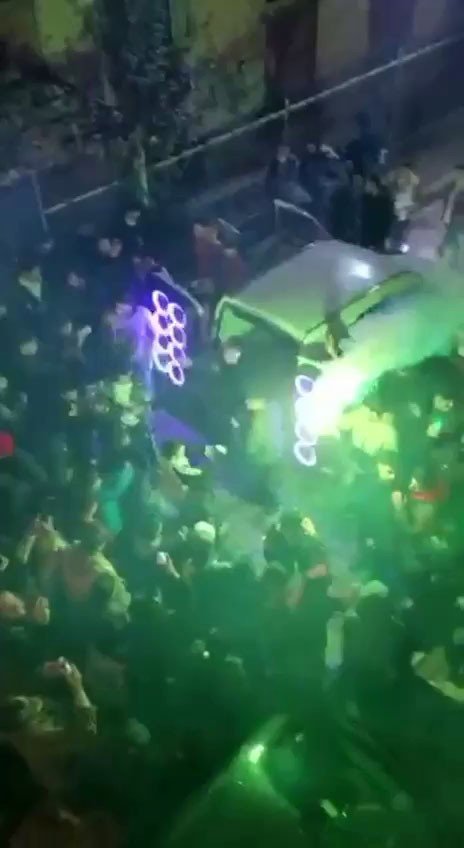 Esenyurt’ta Çakarlı Araçla Yol Kapatıp, Konvoy Yaptılar