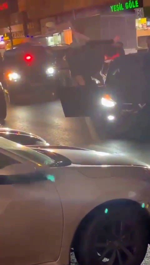 Esenyurt’ta Çakarlı Araçla Yol Kapatıp, Konvoy Yaptılar