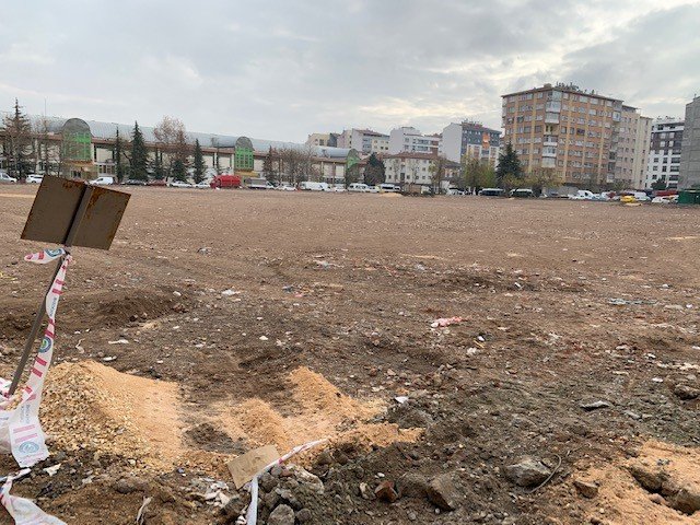 Otopark Olarak Kullanılmaya Başlayan Kurtuluş Kapalı Pazar Yerinde Araç Parkı Yasaklandı