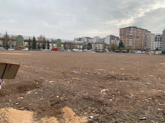 Otopark Olarak Kullanılmaya Başlayan Kurtuluş Kapalı Pazar Yerinde Araç Parkı Yasaklandı