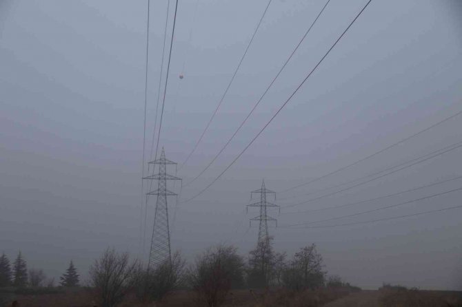 Yüksek Gerilim Hattı Üzerine Çöken Sis Güzel Manzara Oluşturdu