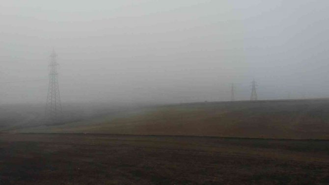 Yüksek Gerilim Hattı Üzerine Çöken Sis Güzel Manzara Oluşturdu