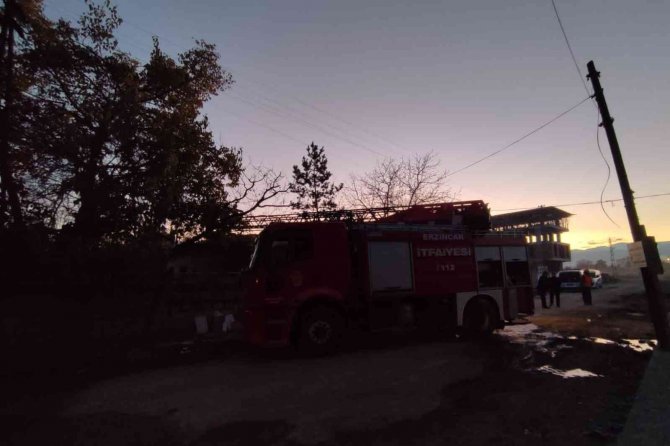 Evin Çatısında Çıkan Yangın Söndürüldü