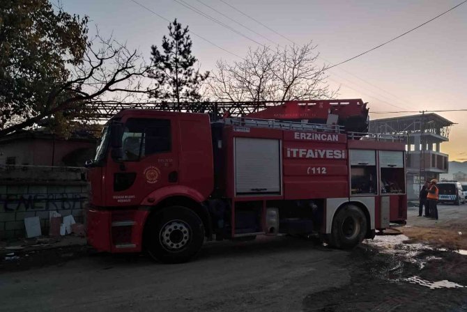 Evin Çatısında Çıkan Yangın Söndürüldü