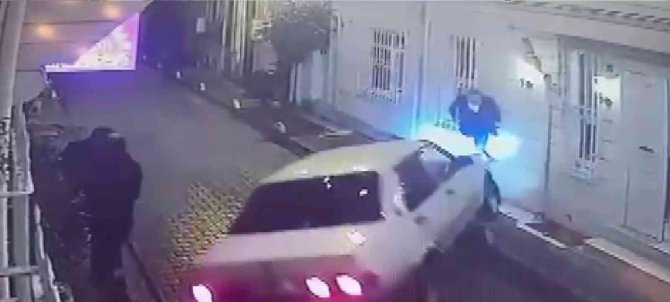Kazadan Ani Refleksiyle Kurtuldu, O Anlar Güvenlik Kamerasına Yansıdı