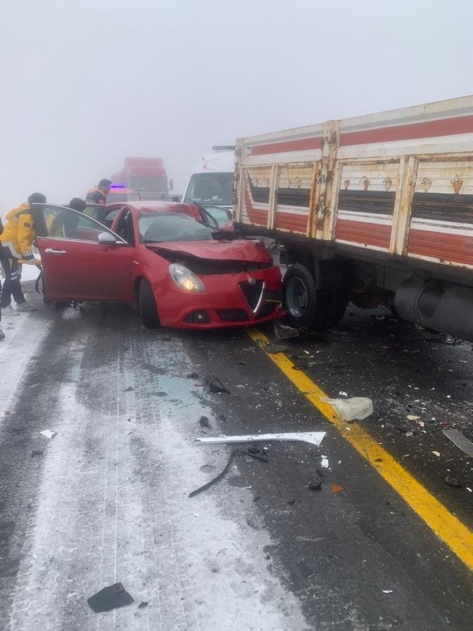 Kars’ta Zincirleme Kaza: 1’i Ağır 3 Yaralı