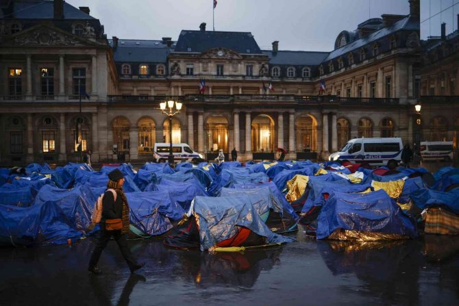 Fransa’da Polis Kaçak Göçmenlerin Kurduğu Çadır Kampı Ablukaya Aldı