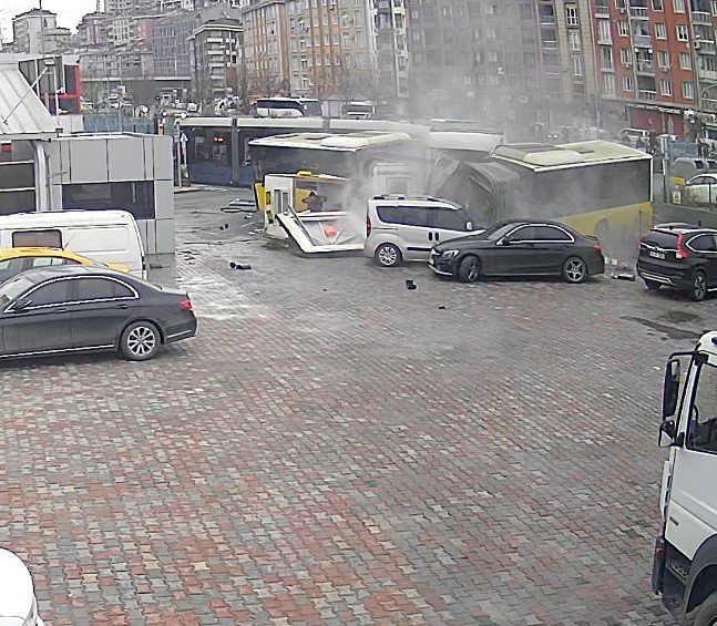 İ̇stanbul’daki Tramvay Kazası Güvenlik Kamerasına Yansıdı