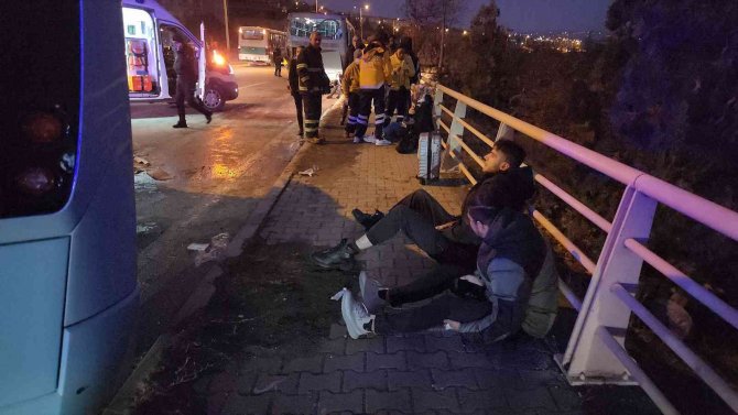 Minibüs Otobüse Çarptı: 14 Yaralı