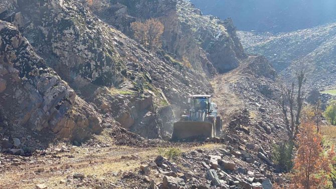 Hakkari’de Heyelan Ve Kaya Düşmesi Sonucu Hasar Gören Yolda Çalışma