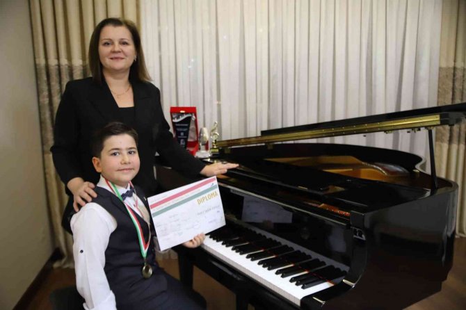 Ukraynalı Piyano Öğretmenin Eğittiği Türk Çocuk Dünya Birincisi Oldu