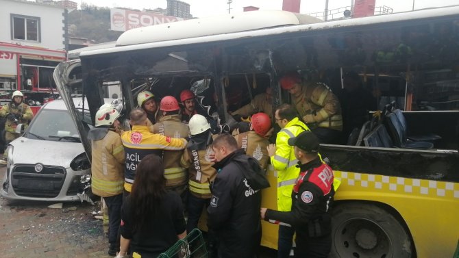 İ̇stanbul’da İ̇ett Otobüsü İle Tramvay Çarpıştı