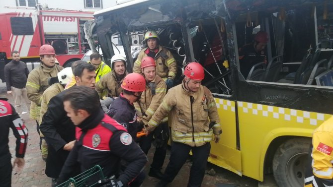 İ̇stanbul’da İ̇ett Otobüsü İle Tramvay Çarpıştı