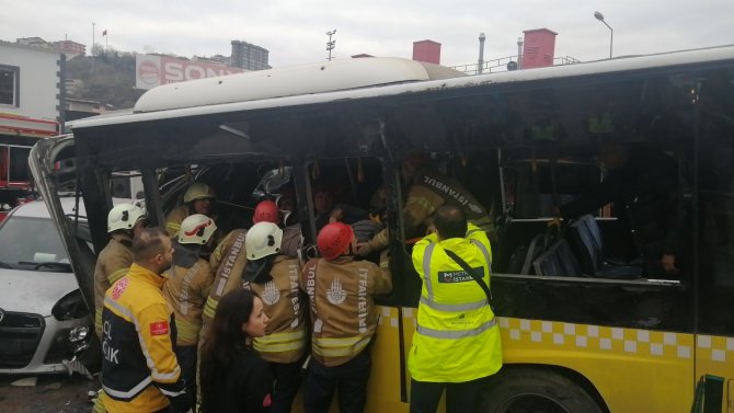 İ̇stanbul’da İ̇ett Otobüsü İle Tramvay Çarpıştı