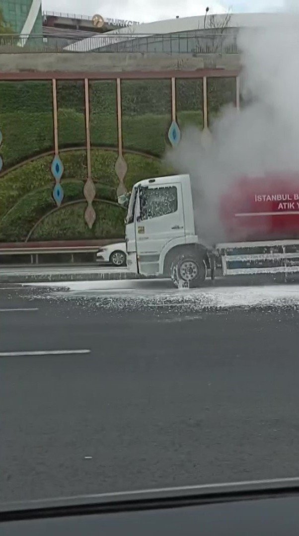 Maltepe’de, İ̇bb’nin Atık Yağ Taşıma Tankerinde Korkutan Yangın