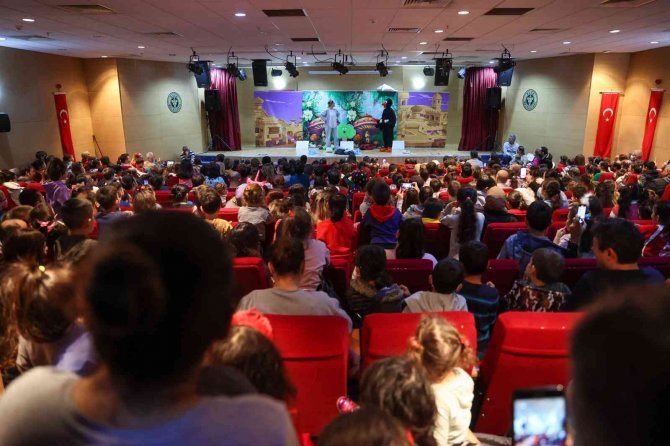 Buca’da Minikler "Neşeli Orman Dostları" İsimli Tiyatro Oyunu İle Eğlendi