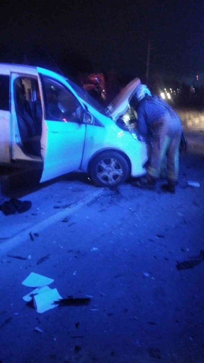 İ̇zmir’de İki Araç Kafa Kafaya Çarpıştı: 4 Yaralı