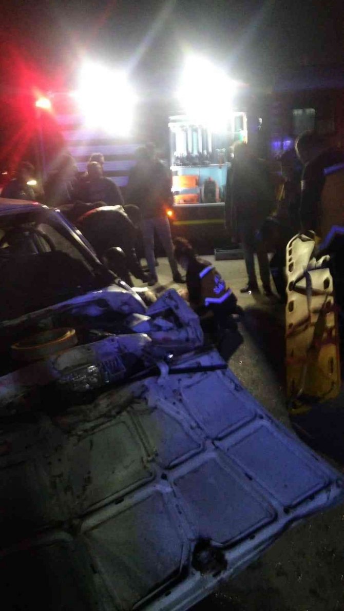 İ̇zmir’de İki Araç Kafa Kafaya Çarpıştı: 4 Yaralı