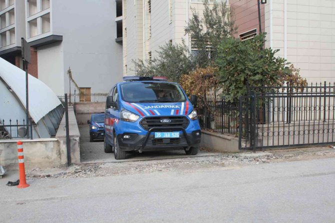 İ̇zmir’de Komşular Arasında Bıçaklı Ve Sopalı Kavga: 1’i Ağır 3 Yaralı