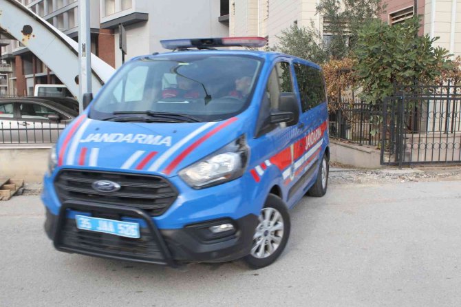 İ̇zmir’de Komşular Arasında Bıçaklı Ve Sopalı Kavga: 1’i Ağır 3 Yaralı