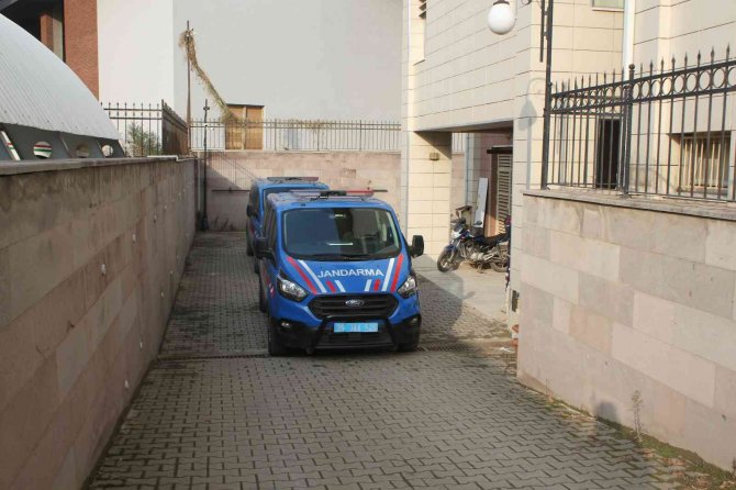 İ̇zmir’de Komşular Arasında Bıçaklı Ve Sopalı Kavga: 1’i Ağır 3 Yaralı