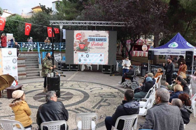 Cumhuriyet Parkı’ndan İ̇zmit’e Kahve Kokusu Yayıldı