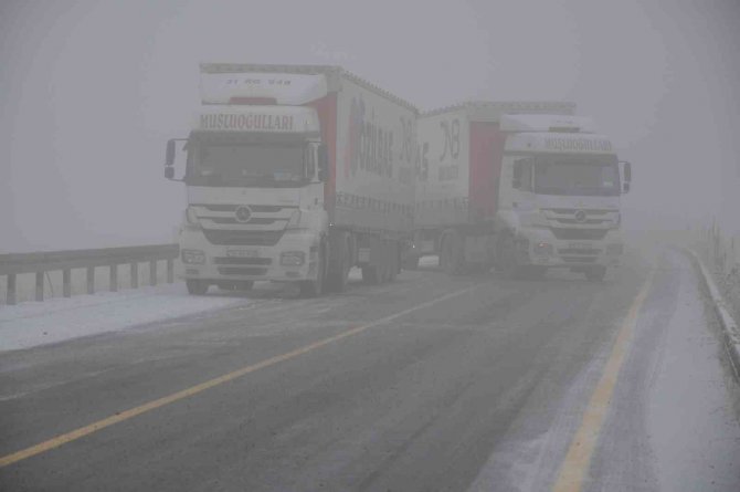Kars’ta Tırlar Yolda Mahsur Kaldı