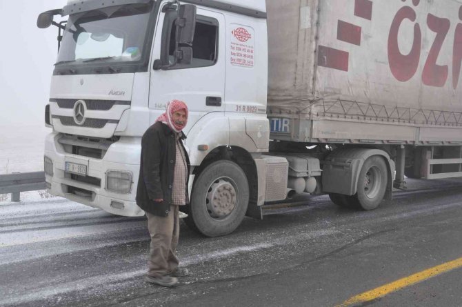 Kars’ta Tırlar Yolda Mahsur Kaldı