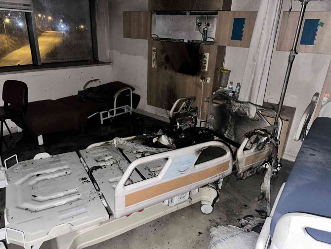 Hastanede Çıkan Yangın Korkuttu: 8 Hasta Dumandan Etkilendi