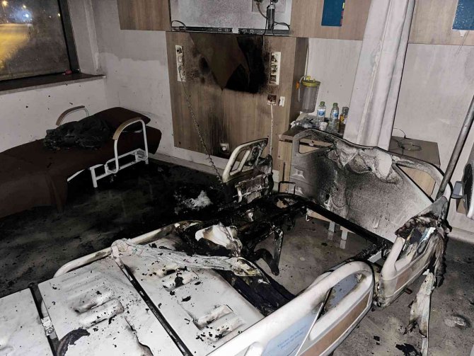 Hastanede Çıkan Yangın Korkuttu: 8 Hasta Dumandan Etkilendi