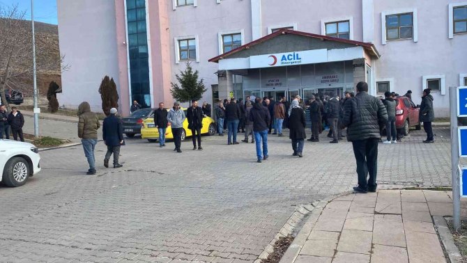 Karlıova’da Öğrenci Servisi Kız Kardeşlere Çarptı: 1 Ölü, 1 Yaralı