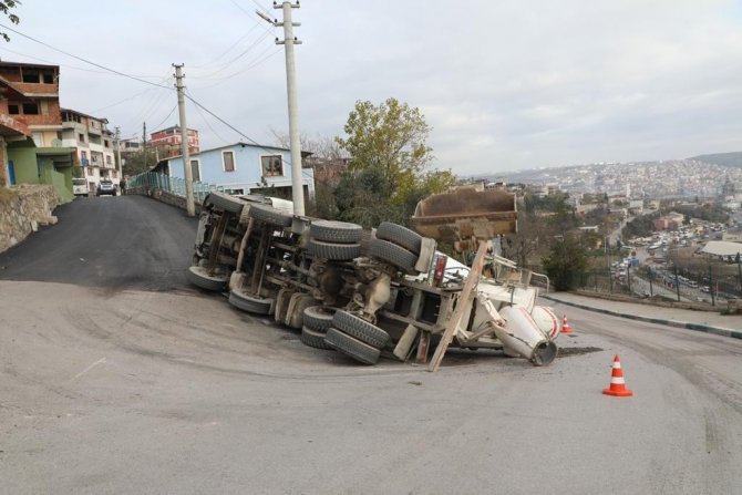 Dönüş Yapan Beton Mikseri Devrildi, Sürücü Yara Almadan Kurtuldu