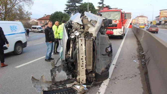 Bariyerlere Çarpıp Yan Yatan Otomobil Hurdaya Döndü