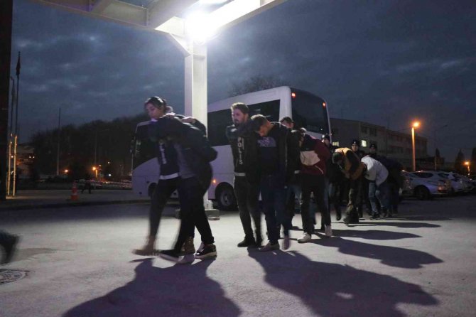Bakan Soylu’nun Yönettiği Operasyonda Gözaltına Alınan Şüpheliler Sağlık Kontrolünden Geçiriliyor