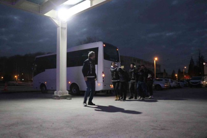 Bakan Soylu’nun Yönettiği Operasyonda Gözaltına Alınan Şüpheliler Sağlık Kontrolünden Geçiriliyor