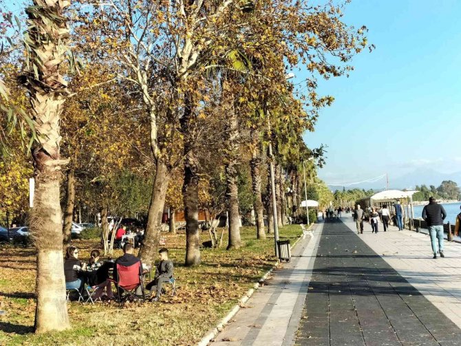 Köyceğiz’de Vatandaşlar Sıcak Havanın Keyfini Çıkardı