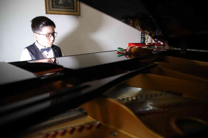 Ukraynalı Piyano Öğretmenin Eğittiği Türk Çocuk Dünya Birincisi Oldu